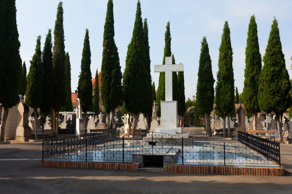 Vista de cementerio con varias lápidas