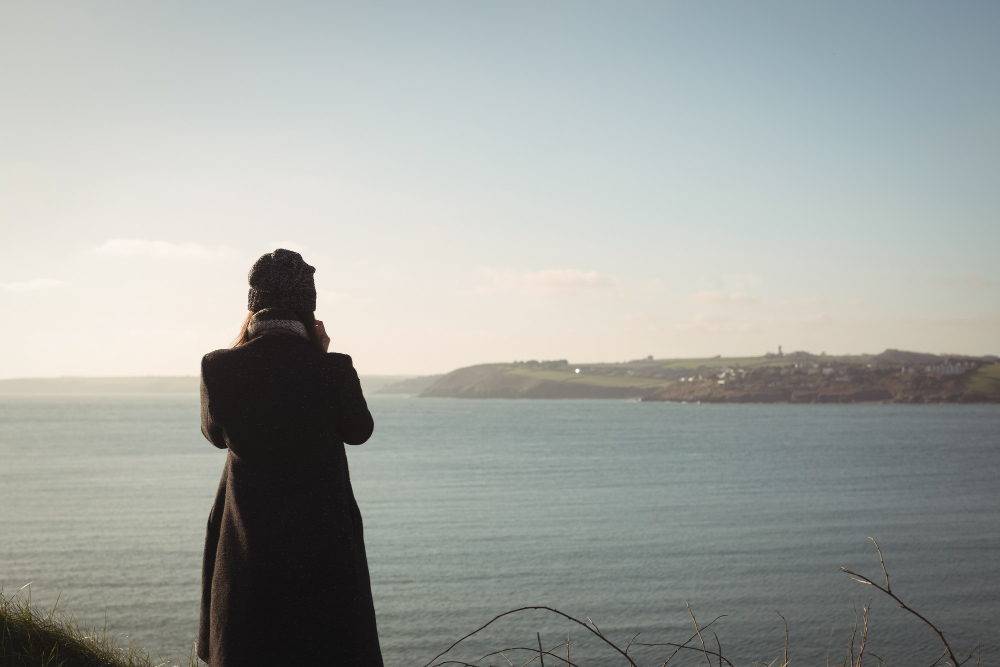 Mujer de espaldas mirando al mar